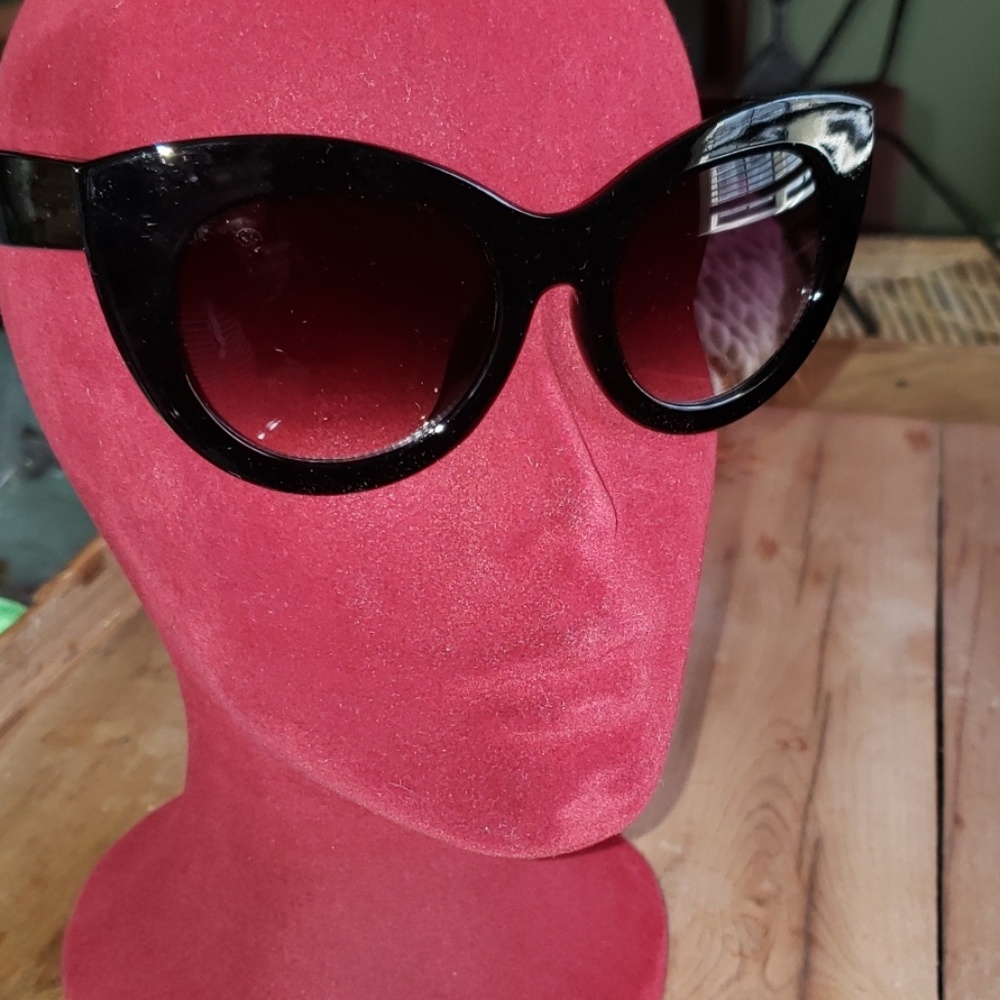 Black Oversize Cateye Sunnies - Picture 2 of 4